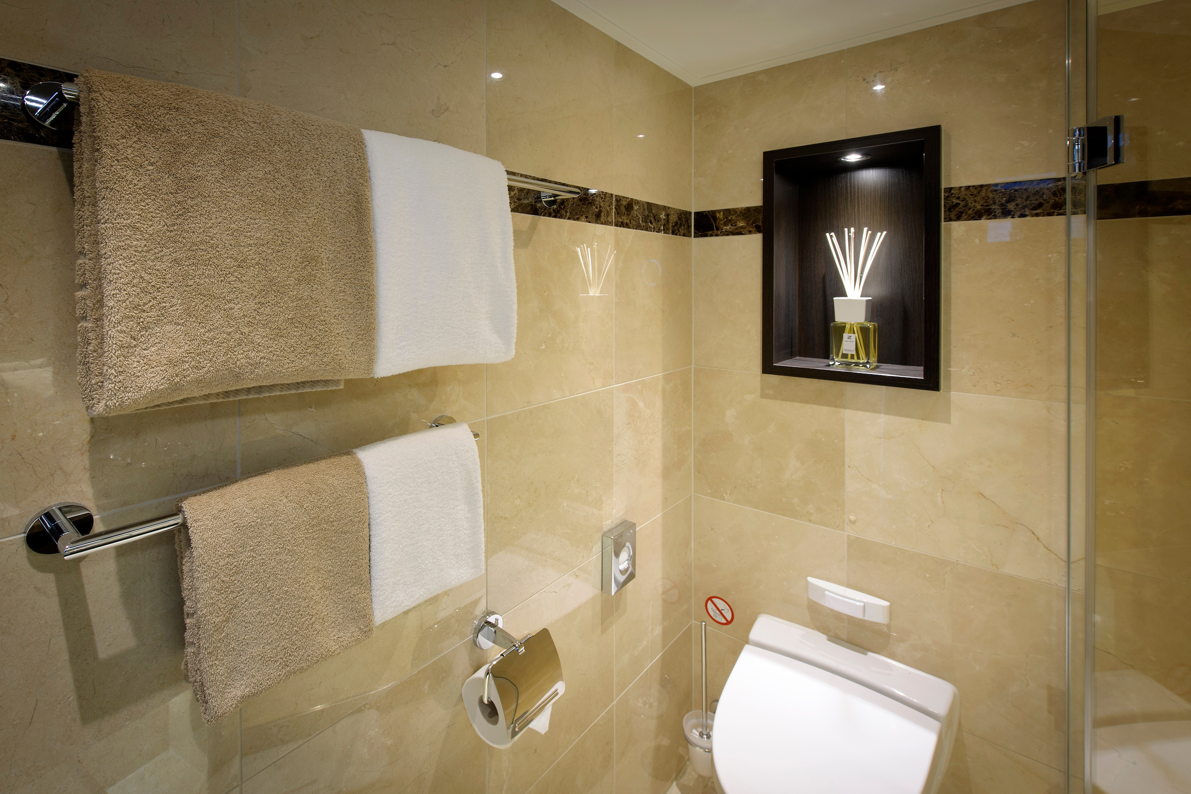 Avalon_Illumination_Royal Suite_Bathroom_01.jpg